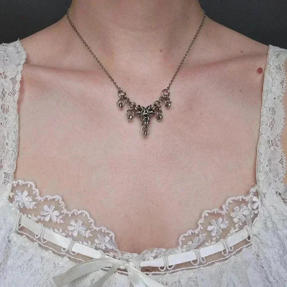 Gothic silver V shaped crown necklace with a small silver chain - Picture 5 of 9